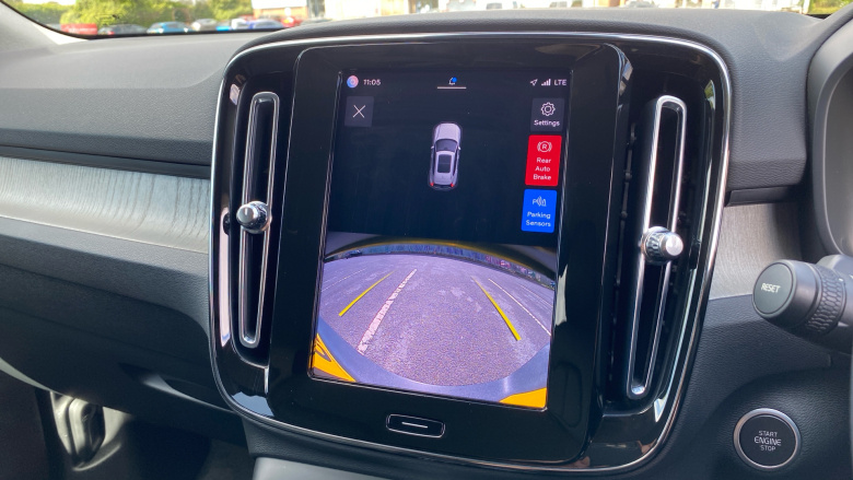 Volvo Xc40 2.0 B4P Plus Dark 5dr AWD Auto Petrol Estate